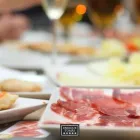 La imagen 24 de la Empresa ENRIQUE TOMÁS JAMON-TAPAS-VINO Tienda de comestibles gourmet en Santiago de Surco LAM