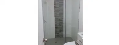 La imagen 1 de la Empresa PUERTAS PARA DUCHA VIARDI GLASS Diseñador de interiores en Lima LAM